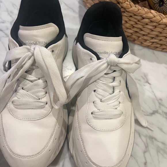 Alexander McQueen
Worn only a few times
Seal Logo Low-Top Runner Sneakers - Picture 2 of 7